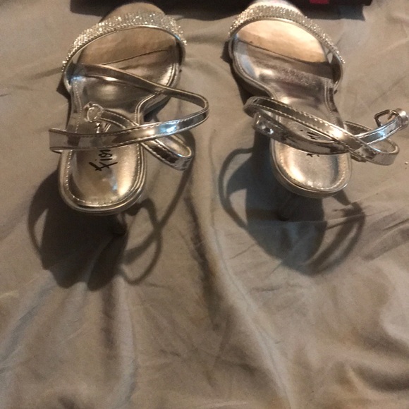 Silver heels - Picture 2 of 2